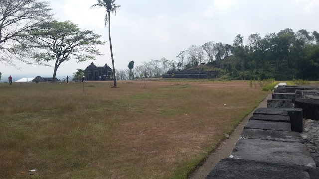 KEMEGAHAN KERATON RATU BOKO DI BUKIT YANG DAMAI