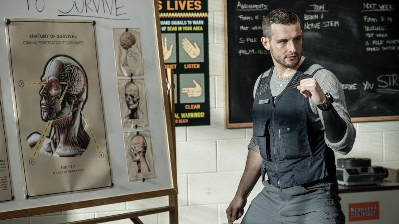 Felix da a los jóvenes una clase de lucha contra caminantes en el 1x02 de The Walking Dead World Beyond