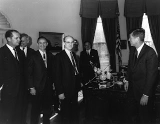 William H. Pickering, JPL Direktörü, Başkan John F. Kennedy, NASA Yöneticisi James E. Webb sunulan modelle Mariner'programını tartışırken.