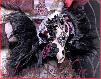 manchon fausse fourrure bijou crâne renard vanité vanités gothique gothic taxidermie curiosité anatomie bizarre taxidermy anatomy curiosity fox skull fake fur hand muff goth gothik vanity still life