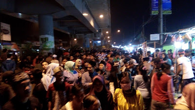 Keramaian suasana di bawah flyover balaraja di malam lebaran