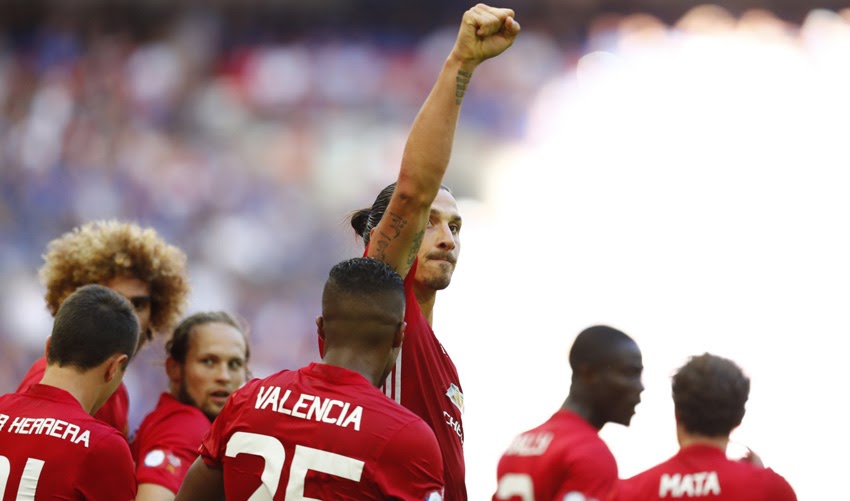Zlatan Ibrahimovic celebra su gol en el Community Shield con el Manchester United