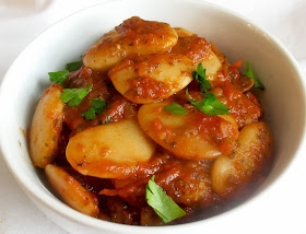 Gigantes with Garlic and Tomato (Fassoulia)