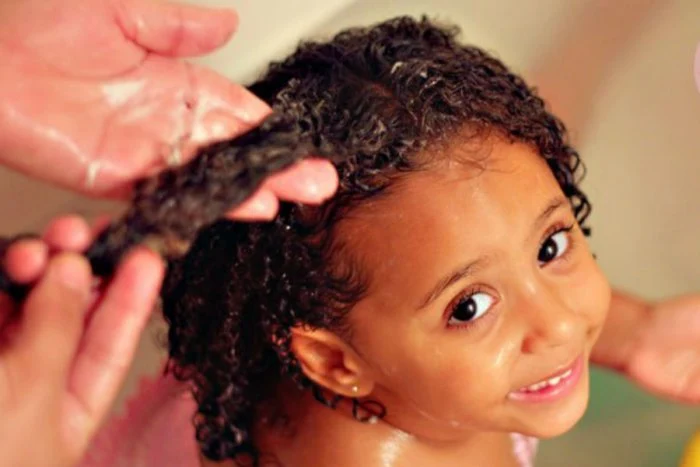  وصفات  طبيعية لتنعيم شعر أطفالك الخشن