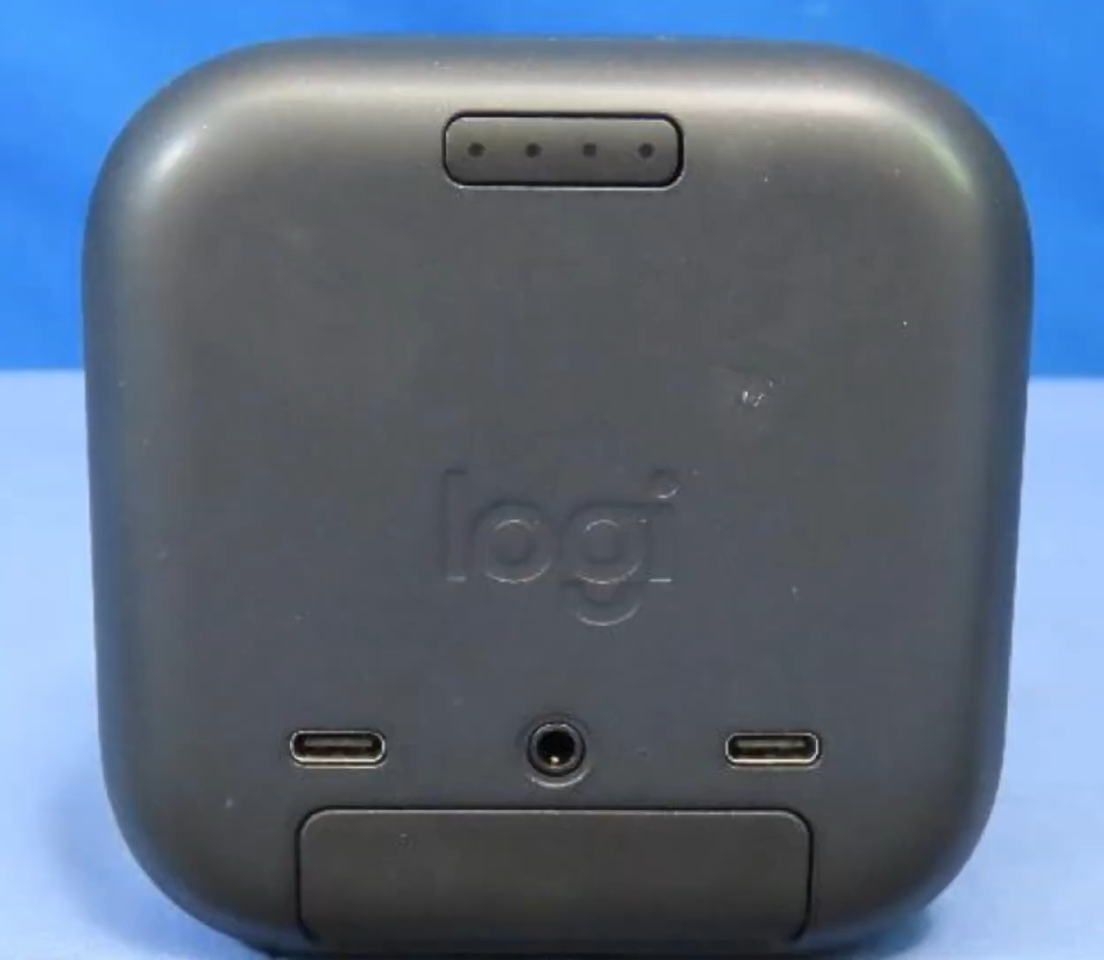 Задняя панель камеры Logitech Mevo Core с кнопкой включения, разъемами и заглушкой