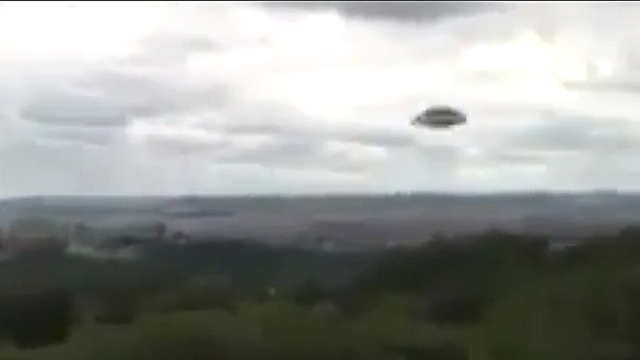 Flying Saucer flies right at the eye witness filming it.
