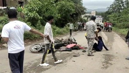  अनियंत्रित होकर ट्रक की चपेट में आया बाइक सवार, मौके पर मौत