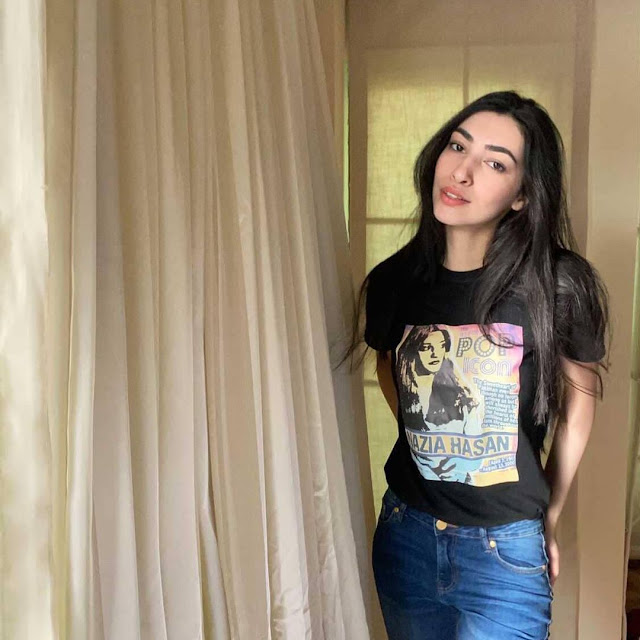 Pakistani famed model Amina Sultan sizzles in Nazia Hassan black tee and blue jeans.