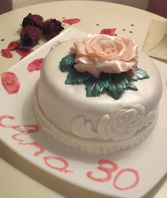 Tarta de fondat decorada con rosa y bizcocho Sacher