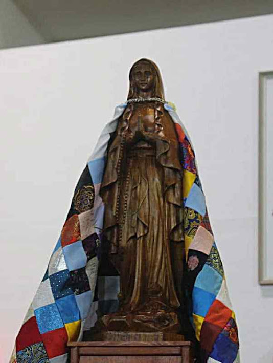 A imagem da Imaculada com o manto oferecido pelos fiíes, na catedral de Ulã Bator