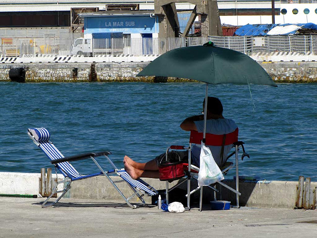 Pescando sotto l'ombrellone, porto di Livorno