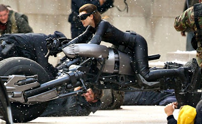 anne hathaway catwoman sexy pose