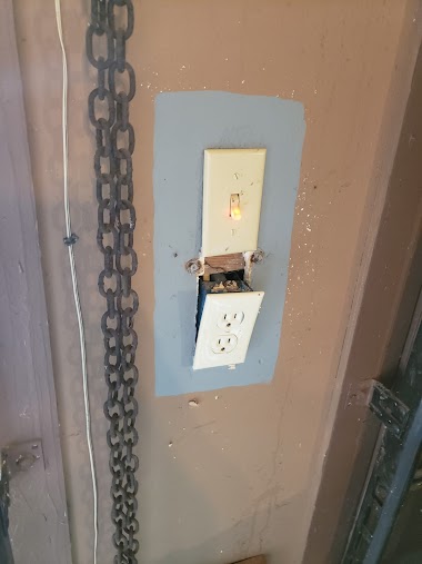 It switch and outlet at Dad's