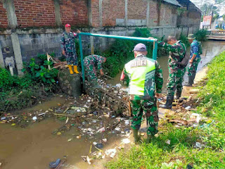 Cegah Sampah Masuk dan Mengotori Sungai Citarum, Sektor 4 Pasang Jaring Sampah di Aliran Anak Sungai  Citarum