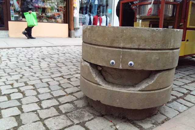 https://www.curbed.com/2017/6/5/15737638/eyebombing-pictures-googly-eyes-sofia-bulgaria