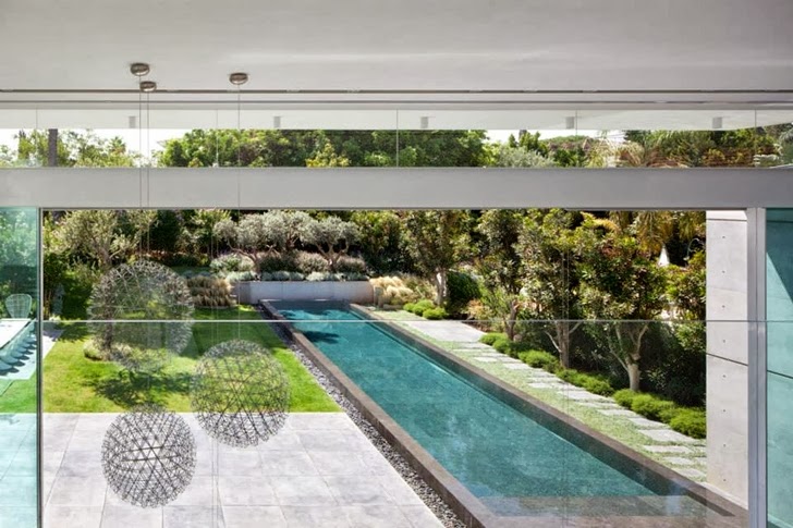 Backyard of White Ramat Hasharon House by Pitsou Kedem Architects 