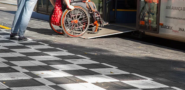 persona en silla de ruedas subiendo a un autobús