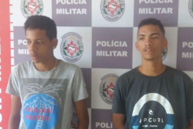 Os dois suspeitos, ambos com 19 anos, foram presos com os pertences da vítima, logo após o crime (Foto: Reprodução)