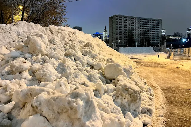 Дружинниковская улица, Конюшковская улица, Горбатый мост, гора снега