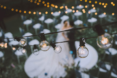 Iluminación con guirnaldas en una boda