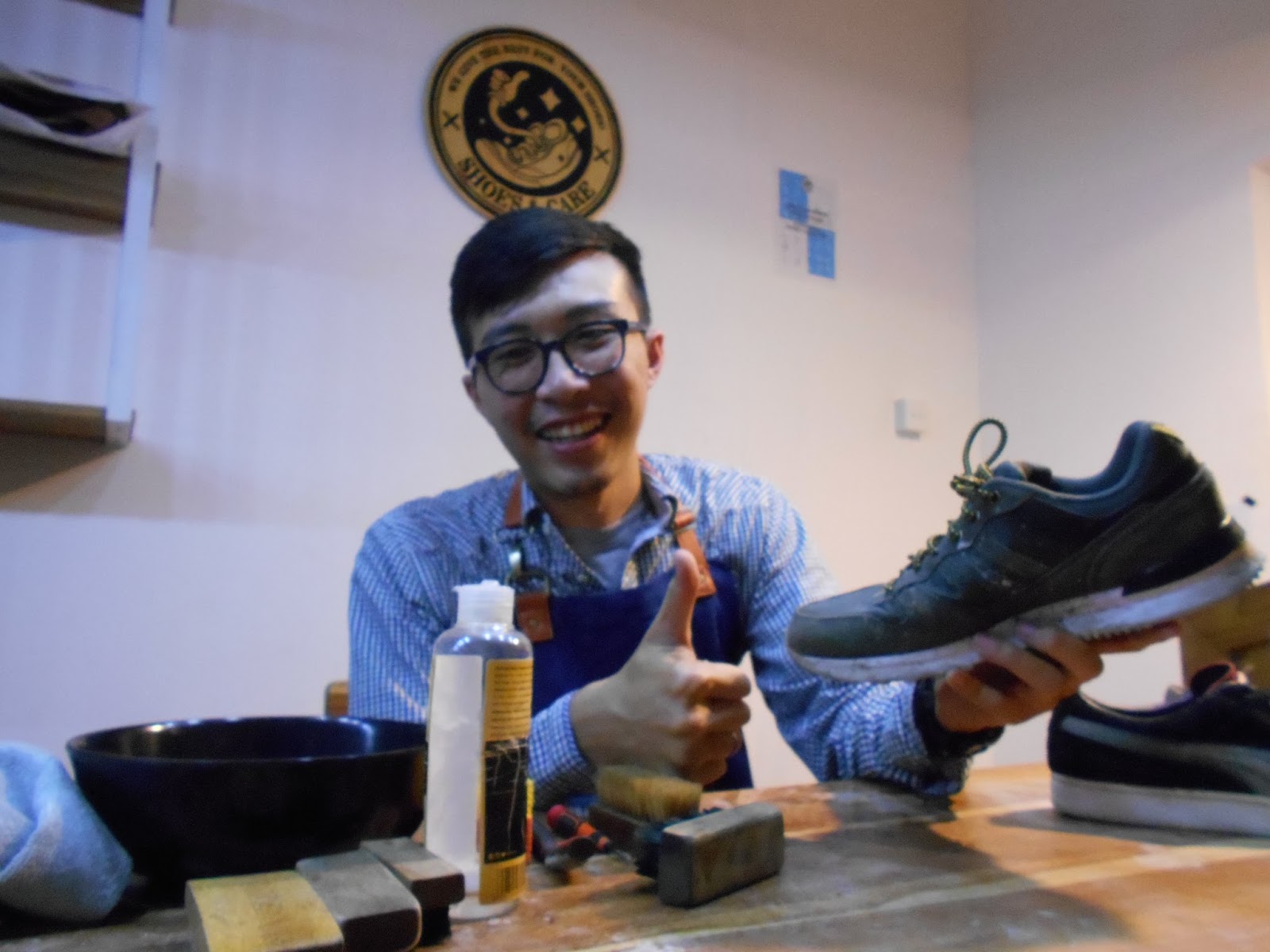 Kebersahajaan Tirta Mandira Hudhi Dokter Sekaligus Pebisnis Laundry Sepatu