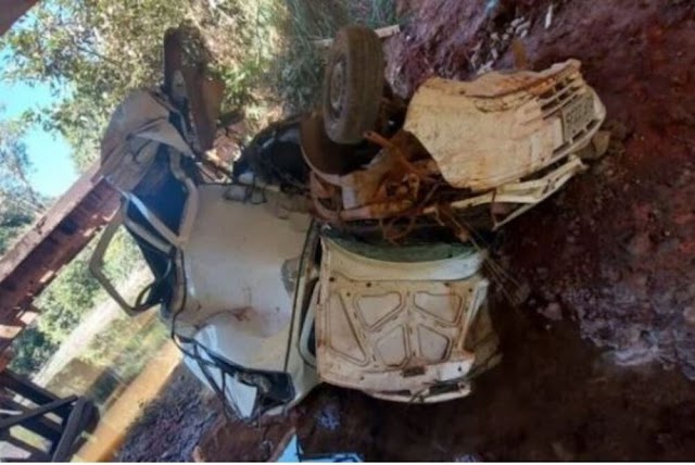 Criança é encontrada em carro ao lado do corpo da mãe após acidente