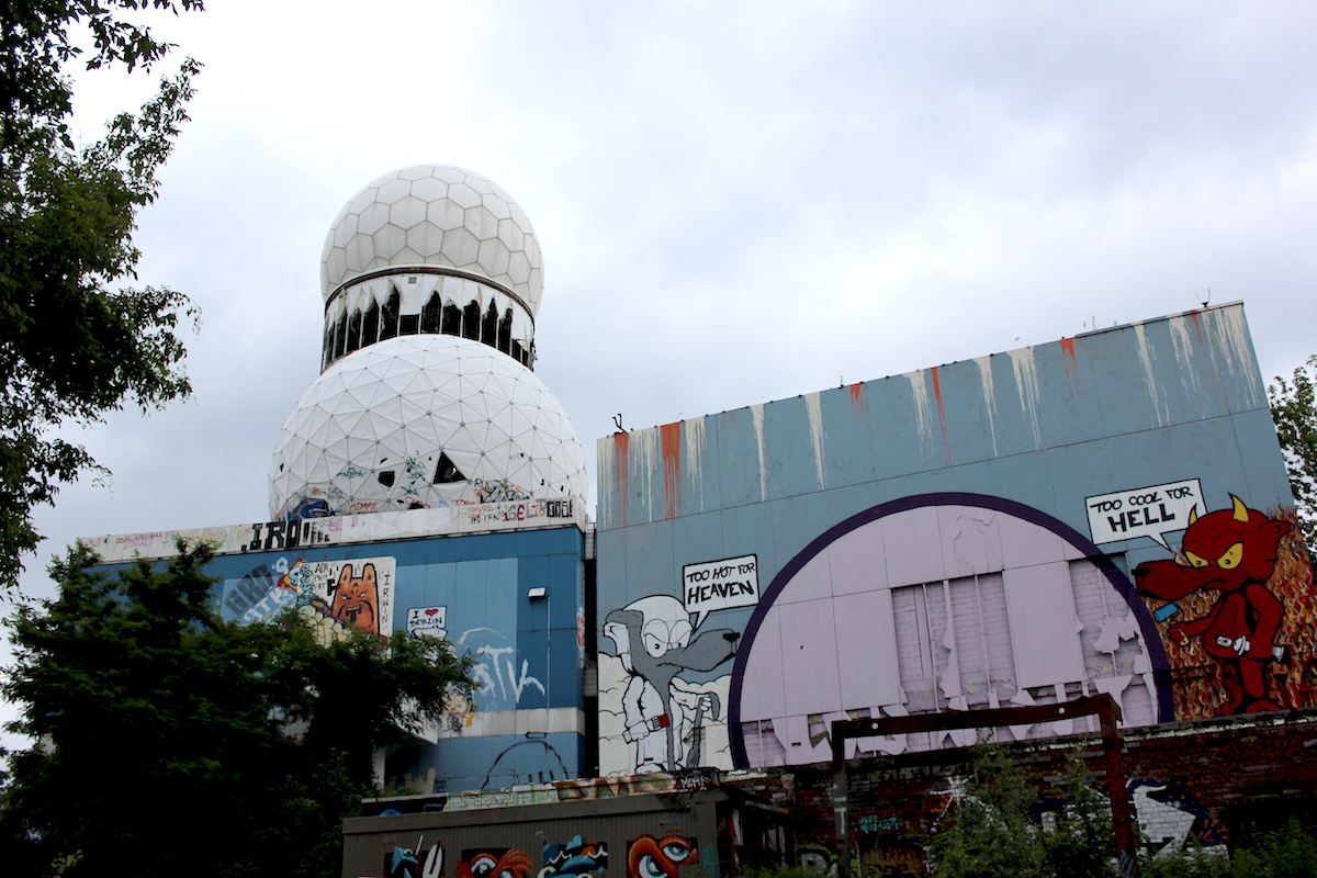 Teufelsberg Berlin Sightseeing Lost Places Outfit Dress over Pants und Slippers Zara Satin