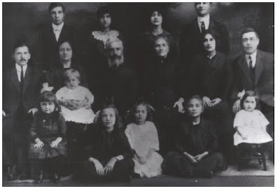 Jessie Mains, âgée de 7 ans (assise au centre dans une robe blanche) avec sa famille à Winnipeg au Canada en 1913
