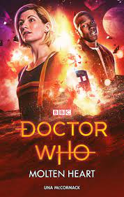 couverture du roman Molten Heart où l'on voit la 13éme Docteur en 1er plan, le TARDIS dans une gerbe de lave, puis Rayan derrière et l'ensemble est posé sur une substance liquide