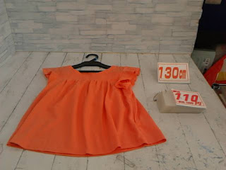 中古品　子供服　１３０ｃｍ　オレンジカラー　半袖チュニック　１１０円