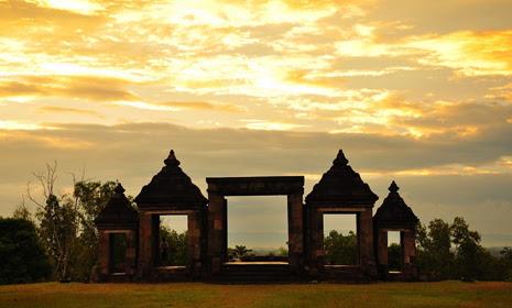 Liburan ke Objek Wisata Sejarah Candi Ratu Boko