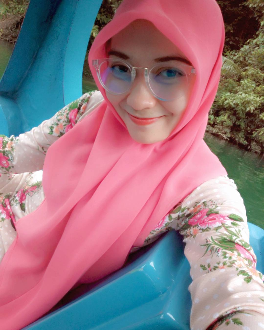 Gambar mama  muda genit  pake hijab pink CantikaMagz