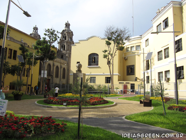 Lima tem praça sustentável com coleta seletiva e painéis solares