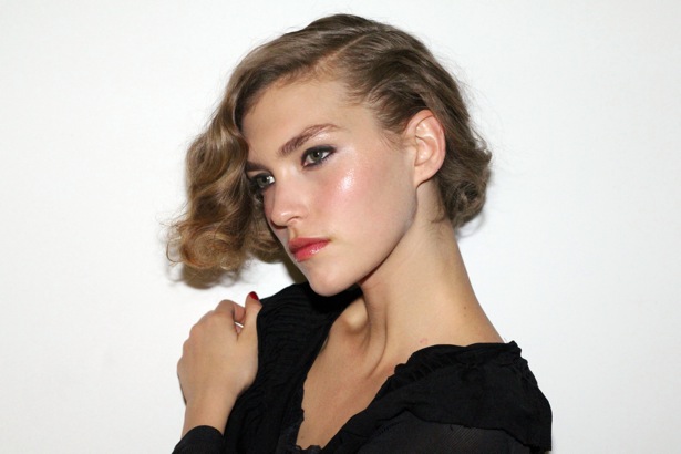 Arizona Muse is inspiring me to grow out my hair into this fabulous 30s bob