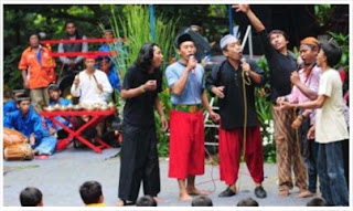 Teater tempat di Indonesia banyak yang menggunakan dongeng dari lisan ke lisan sebagai sumb Teater Daerah Indonesia dan Beberapa Teater di Daerah Indonesia