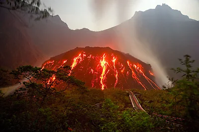 Delapan Gunung Berapi di Indonesia yang Menghebohkan Dunia - Borneo