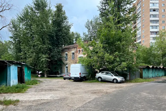 улица Вешних Вод, дворы, бывшая территория военного городка, бывшая медсанчасть / жилой дом (здание построено до 1917 года) улица Вешних Вод, дворы, бывшая территория военного городка, бывшая медсанчасть / жилой дом (здание построено до 1917 года)