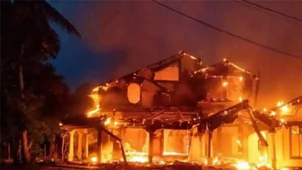 News,World,international,Sri Lanka, Colombo, Crisis, Protest, Protesters, Fire,House, Trending,Top-Headlines, Sri Lanka Crisis: Protestors Set PM Mahinda Rajapaksa's House On Fire In Kurunegala