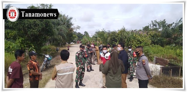 Babinsa Koramil 1206-03/Batang Lupar Lakukan Penyemprorotan Disinvektan 