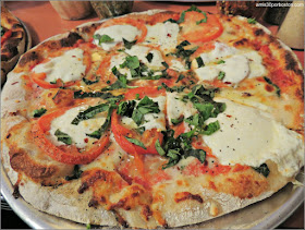 Pizza de Mozzarella, Tomate y Albahaca