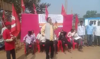 ৮ দফা দাবিকে সামনে রেখে পানাগড় শিল্প তালুকের একটি বেসরকারি সার কারখানার সামনে বিক্ষোভ দেখান বাম কর্মী সমর্থকেরা