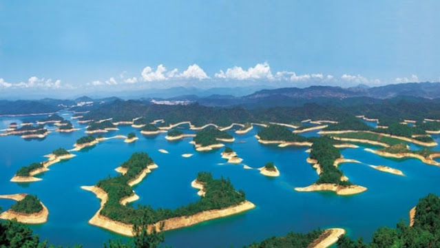 Η τεχνητή λίμνη όπου βρίσκεται βυθισμένη η Πόλη των Λεόντων.  [Credit: Chinese National Geography]