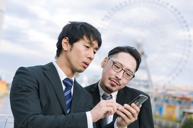 自分の名前をGoogle検索する男性