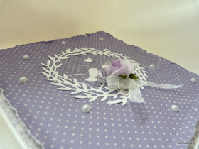 fioletowa kartka w kropki ozdobiona motywem z ptaszkami i różą