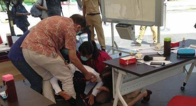 Dokter di Surabaya Ungkap Penyebab Risma Sujud Minta Maaf