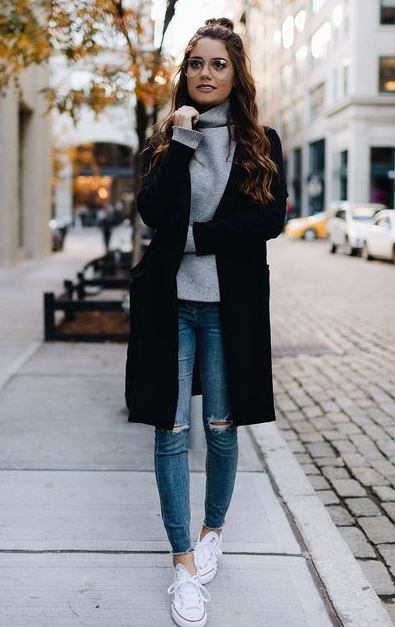 trendy winter outfit idea with skinny jeans : converse + black coat + sweater 