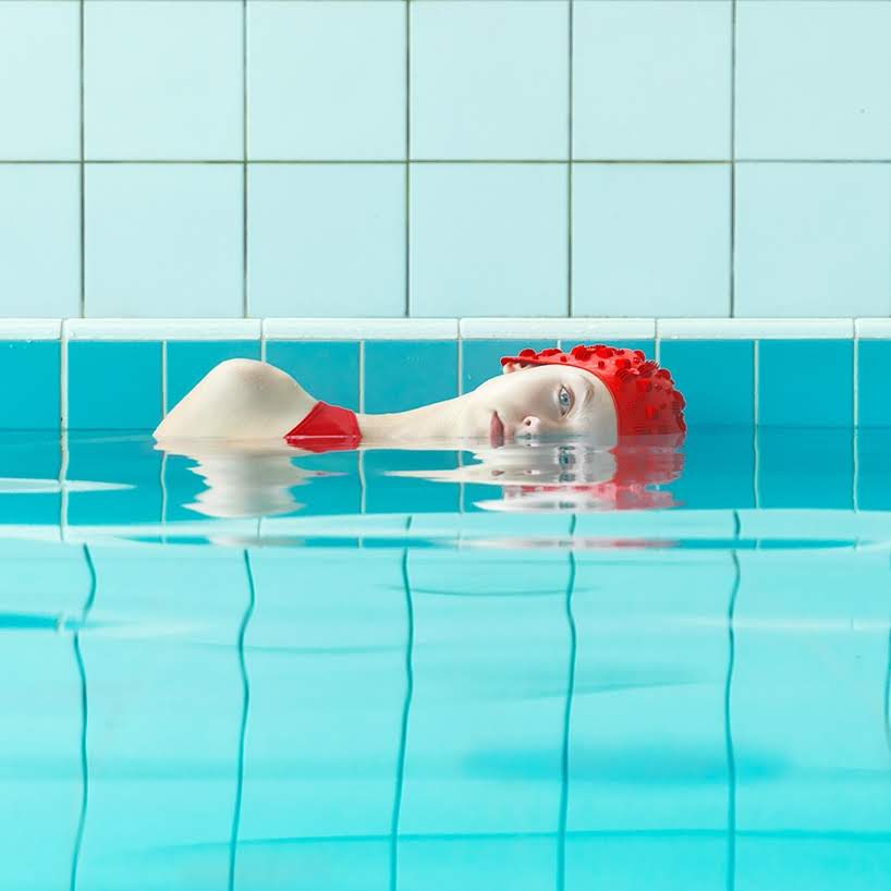 Cuerpos reflejados en piscinas, un baño estético con Maria Svarbova
