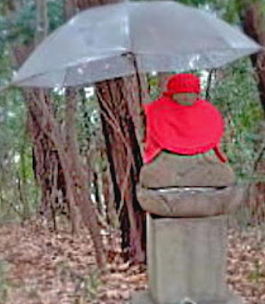 傘を持つ古道の地蔵様