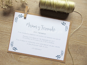 Nueva invitación de boda bonita y sencilla con hojas pintadas en acuarela y texto manuscrito