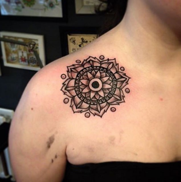 Este simétrico ombro tatuagem